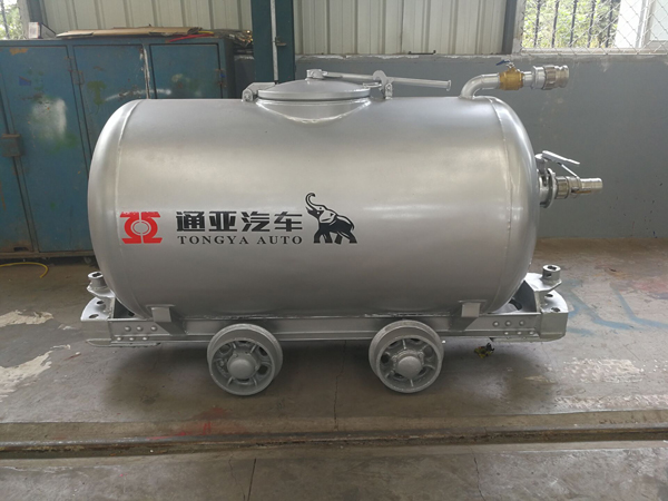 通亞汽車設計生產(chǎn)出史上最小粉罐車