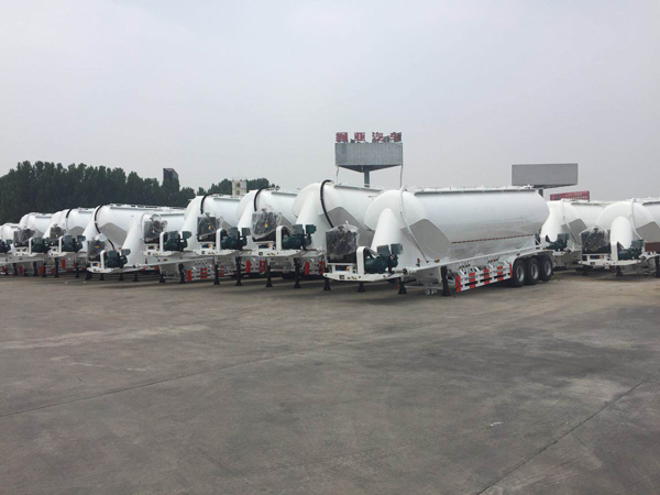 100臺立式粉罐半掛車出口金日發(fā)車。。。