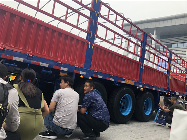 眾人圍觀，車友們遙遙千里趕來，車展會中堪稱“火爆”