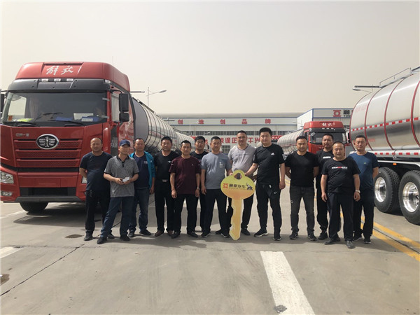 通亞汽車(chē)批量油罐車(chē)遠(yuǎn)赴西部地區(qū)